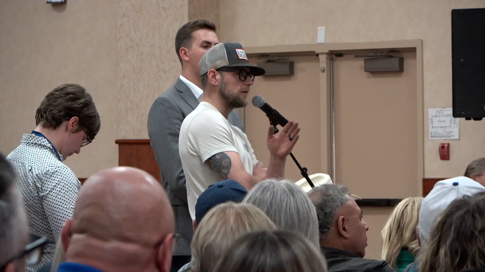 Video: Alberta minister met with jeers at AI data centre town hall