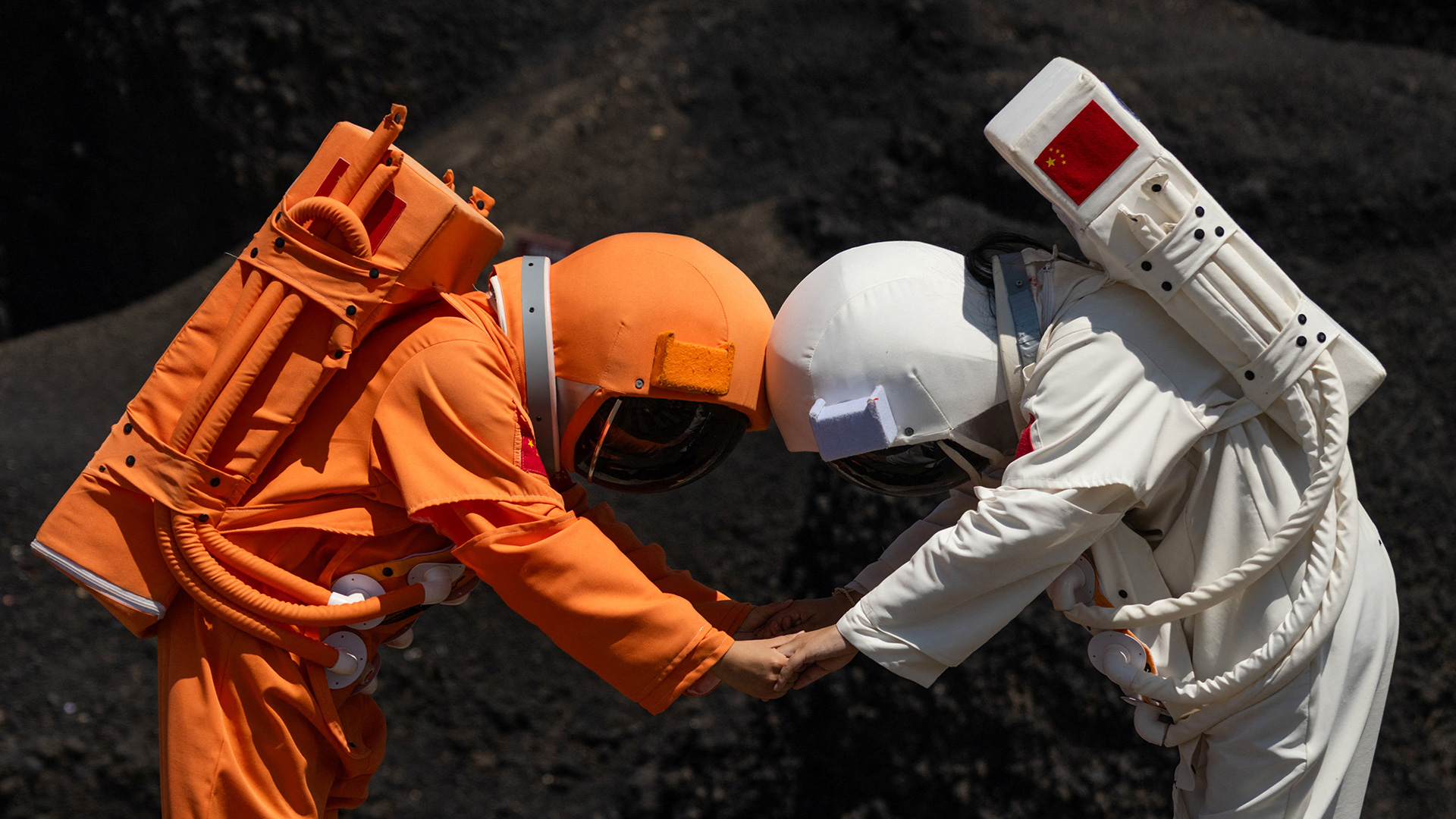 Video: In China, rocket launches fuel tourism and space-age dreams