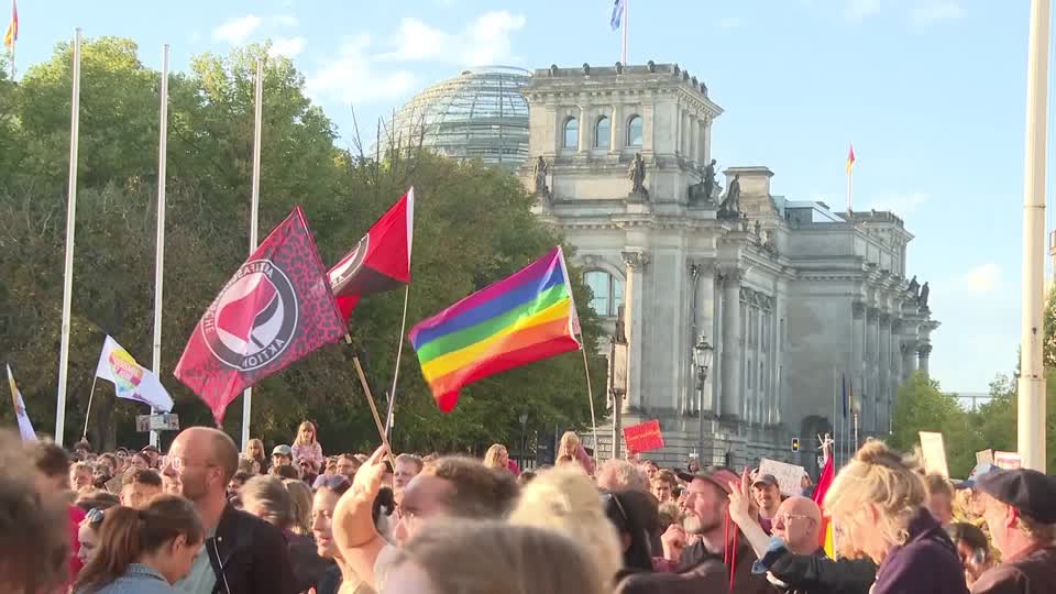 Video: Thousands protest in Berlin after far-right AfD win